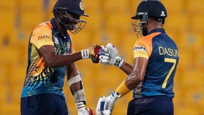 Cricket - ICC Men's T20 World Cup 2021 - Round 1 - Group A - Sri Lanka v Ireland - Zayed Cricket Stadium, Abu Dhabi, United Arab Emirates - October 20, 2021 Sri Lanka's Dasun Shanaka and Dushmantha Chameera bump fists at the end of their innings REUTERS/Hamad I Mohammed (REUTERS)