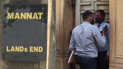 Visuals posted by the ANI news agency on Twitter showed the NCB officials arriving at Mannat, the Mumbai residence of Bollywood actor Shah Rukh Khan. (ANI) Visuals posted by the ANI news agency on Twitter showed the NCB officials arriving at Mannat, the Mumbai residence of Bollywood actor Shah Rukh Khan. (ANI)