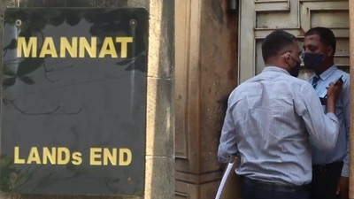 Visuals posted by the ANI on Twitter showed the NCB officials arriving at Mannat, the Mumbai residence of Bollywood actor Shah Rukh Khan. (ANI) Visuals posted by the ANI on Twitter showed the NCB officials arriving at Mannat, the Mumbai residence of Bollywood actor Shah Rukh Khan. (ANI)
