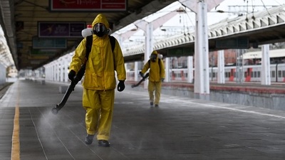 Servicemen of Russia's emergencies ministry wearing protective gear disinfect Moscow's Leningradsky railway station on October 19, 2021,&nbsp; (File Photo / AFP)