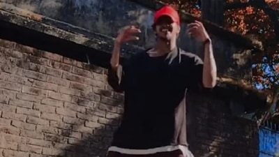 Man grooves to classic Bollywood song ‘Cham Cham Nachdi Phira’. (Intsagram/@iamsubhodeepbhowmick) Man grooves to classic Bollywood song ‘Cham Cham Nachdi Phira’. (Intsagram/@iamsubhodeepbhowmick)