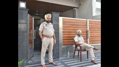 Police personnel stand guard outside a house in Model town area of Ludhiana during income-tax raids on Thursday. (Gurpreet Singh/HT)