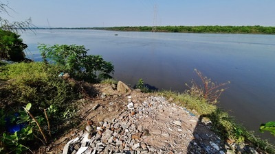 Mumbra Retibunder, where two teenagers are feared drowned after going for a swim a couple of days ago. (PRAFUL GANGURDE/HT PHOTO)