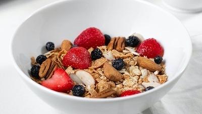 Diet: Menon says one should focus on forming healthy habits for life instead of 'dieting'. She suggests practicing portion control even while eating healthy foods and creating a healthy and long-term diet plan. "Avoid empty calories, but treat yourself once in a while," she says. (Unsplash) Diet: Menon says one should focus on forming healthy habits for life instead of 'dieting'. She suggests practicing portion control even while eating healthy foods and creating a healthy and long-term diet plan. "Avoid empty calories, but treat yourself once in a while," she says. (Unsplash)