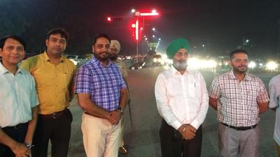 Mohali mayor Amarjeet Singh Sidhu with senior MC officials after inaugurating the new LED traffic lights near IISER, Mohali, on Thursday. (HT Photo)