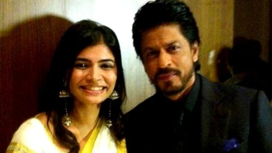 Chinmayi-Sripada-poses-with-Shah-Rukh-Khan-at-an-event