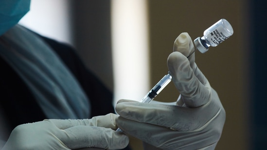 A health worker prepares a dose of the Pfizer-BioNTech Covid-19 vaccine. (Waldo Swiegers / BLOOMBERG) A health worker prepares a dose of the Pfizer-BioNTech Covid-19 vaccine. (Waldo Swiegers / BLOOMBERG)