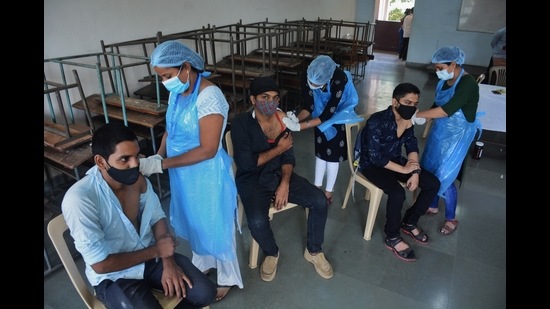 Health workers inoculate students against Covid-19, Thane, Mumbai, October 20, 2021. (Praful Gangurde / HT Photo)