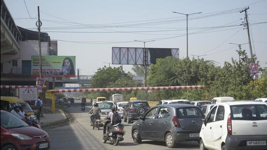 Height barriers have been put up at two locations on the Link Road stretching from Dabur crossing to Maharajpur border (Kaushambi-Anand Vihar) to prevent the entry of heavy vehicles. (Sakib Ali/HT Photo)