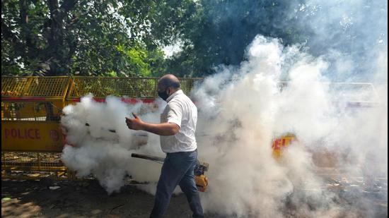 This year alone, the east civic body has found mosquito breeding sites in 27,668 houses and 4,579 prosecutions have been launched in this connection. (Sanchit Khanna/HT)