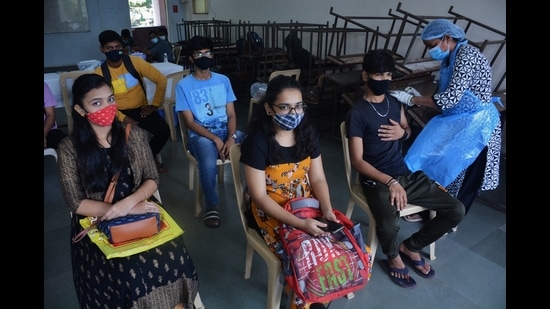 Students being given vaccination at Dnyansadhna College in Thane on Thursday. As per TMC, only 30% in the 18-44 years category has got first dose vaccination. (PRAFUL GANGURDE/HT PHOTO) Students being given vaccination at Dnyansadhna College in Thane on Thursday. As per TMC, only 30% in the 18-44 years category has got first dose vaccination. (PRAFUL GANGURDE/HT PHOTO)