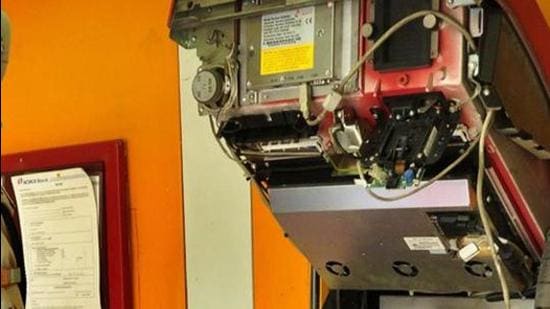 The incident occurred at Ishapur locality, barely 200 metres from Phulwarisharif police station of Patna town. (HT PHOTO)