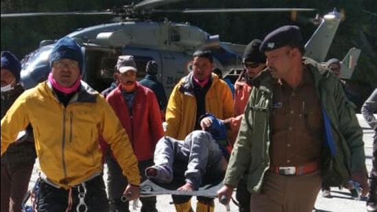 Rescue workers taking an injured trekker rescued from Lamkhaga Pass to hospital on Thursday (HT Photo)