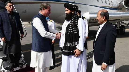 Afghanistan's foreign minister Amir Khan Muttaqi receiving Pakistan's foreign minister Shah Mahmood Qureshi at the Kabul airport.(AFP)