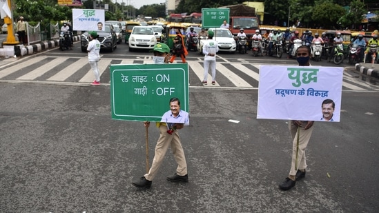 Volunteers hold placards at a traffic point as part of the Delhi government's ‘Red Light On, Gaadi Off’ campaign to reduce pollution levels in the national capital at ITO in New Delhi on Monday. (ANI) Volunteers hold placards at a traffic point as part of the Delhi government's ‘Red Light On, Gaadi Off’ campaign to reduce pollution levels in the national capital at ITO in New Delhi on Monday. (ANI)