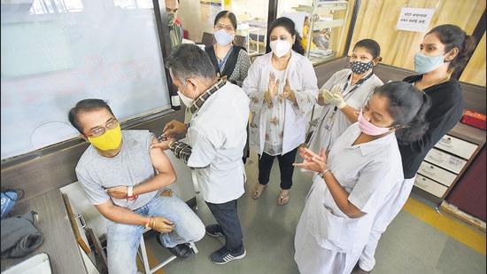 The Pune civic body has been able to administer 4.94 million Covid doses, of which 3,153,205 people received a first dose and 1,788,745 have taken both doses. The PMC has decided start vaccination drives in housing societies, an announcement for which was made by the civic body on Wednesday. (HT PHOTO)