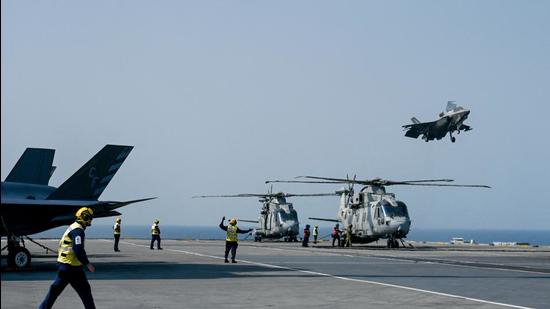 A F-35B fighter jet prepares to land on the flight deck of UK Carrier Strike Group’s HMS Queen Elizabeth in the Arabian Sea, off Mumbai coast on October 21, 2021. (Punit Paranjpe/AFP) A F-35B fighter jet prepares to land on the flight deck of UK Carrier Strike Group’s HMS Queen Elizabeth in the Arabian Sea, off Mumbai coast on October 21, 2021. (Punit Paranjpe/AFP)