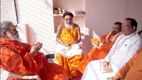 The apex body of Hinduism’s 13 monastic orders, the Akhada Parishad, suffered a major split on Thursday with half of its members distancing themselves from an upcoming meeting to elect a new governing body and naming their own office bearers (HT Photo)