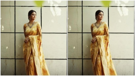 Assisted by fashion stylist Archa Mehta, Keerthy teamed her saree with a sleeveless blouse and opted for a minimal makeup look. In gold eyeshadow, maroon shade of lipstick, contoured cheeks, mascara-laden eyelashes and drawn eyebrows, Keerthy added a small black bindi and blended elegance with poise.(Instagram/@keerthysureshofficial)