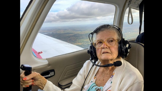 The former pilot in her 90s flies the plane for one last time.(Facebook/@u local New Hampshire)