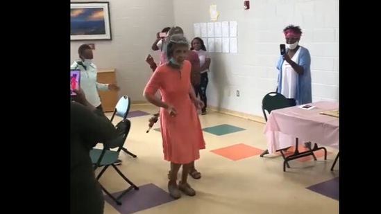 Woman takes to the floor to celebrate her 91st birthday.(Instagram/@GoodNewsCorres1)