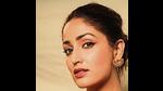 Yami Gautam aces the dewy makeup, as her dejhoor earrings with kundan work add elegance Yami Gautam aces the dewy makeup, as her dejhoor earrings with kundan work add elegance