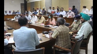 Punjab chief electoral officer Karuna Raju presiding over a meeting with district administration officials in Ludhiana on Friday. (HT Photo)