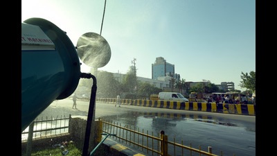 An anti smog gun deployed at Udyog Marg to tackle pollution in Noida on Thursday. (Sunil Ghosh/HT) An anti smog gun deployed at Udyog Marg to tackle pollution in Noida on Thursday. (Sunil Ghosh/HT)