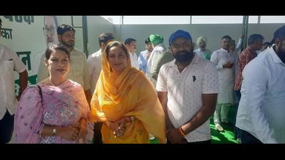 Indian National Lok Dal women wing general secretary Sunaina Chautala (centre) is urging voters to support party nominee Abhay Chautala in the Ellenabad bypoll which is scheduled for October 30. (HT Photo)