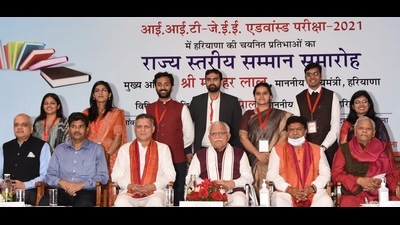 Haryana CM Manohar Lal, Haryana Vidhan Sabha Speaker Gian Chand Gupta, state education minister Kanwar Pal and MP Rattan Lal Kataria with students who have cracked Civil Service Exam-2020 and JEE Advance Exam-2021 (under Super-100 programme) during a state-level felicitation programme in Panchkula on Friday. (HT Photo) Haryana CM Manohar Lal, Haryana Vidhan Sabha Speaker Gian Chand Gupta, state education minister Kanwar Pal and MP Rattan Lal Kataria with students who have cracked Civil Service Exam-2020 and JEE Advance Exam-2021 (under Super-100 programme) during a state-level felicitation programme in Panchkula on Friday. (HT Photo)