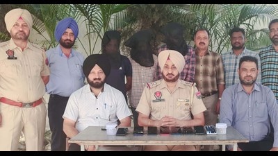The men accused of snatching in custody of Ludhiana police on Friday. (HT photo)