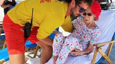 Lifeguard carries 95-year-old to help enjoy beach vacation (Instagram/@orangebeachsurfrescue)
