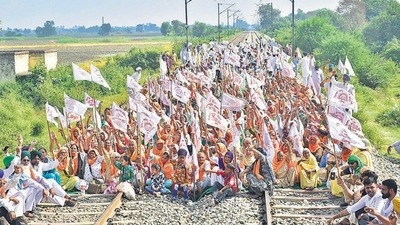 Farmers block railway tracks as part of the Samyukt Kisan Morcha's ‘rail roko’ protests in Amritsar. (HT Photo) Farmers block railway tracks as part of the Samyukt Kisan Morcha's ‘rail roko’ protests in Amritsar. (HT Photo)