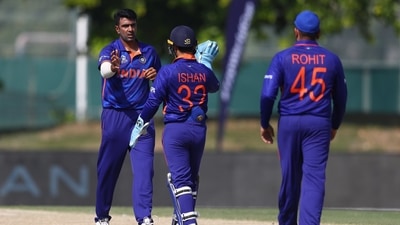 R Ashwin celebrates with teammates after picking up two early wickets. (TWITTER/BCCI)