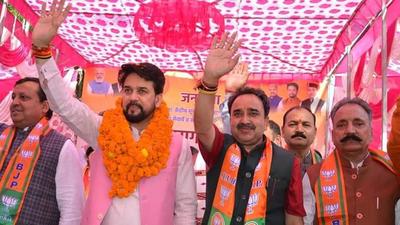 Campaigning during the Himachal bypolls, Union minister Anurag Thakur said former chief minister Virbhadra Singh could have developed the assembly segment if he wanted to, but did nothing and it was Rattan Pal who had relentlessly raised the demands of people of Arki. (HT Photo)