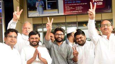 Congress leaders Kanhaiya Kumar, Jignesh Mevani and Hardik Patel being welcomed by supporters at Jaiprakash Narayan Airport in Patna. (HT PHOTO)