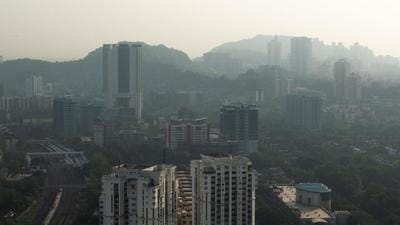 Mumbai recorded a significant diurnal variation in temperature of about 14 degrees Celsius on Friday . (HT File) Mumbai recorded a significant diurnal variation in temperature of about 14 degrees Celsius on Friday . (HT File)