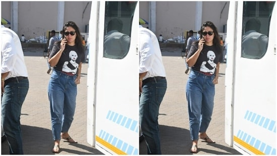 Kareena spelt casual fashion with a black graphic tee shirt and a pair of baggy denims.(HT Photos/Varinder Chawla)
