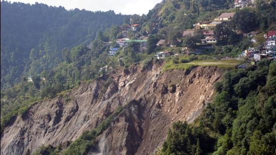 Fresh landslides at Baliyanala site in Nainital. (HT PHOTO)