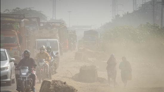 A dusty stretch at Karnal Road. (Sanchit Khanna/HT PHOTO)