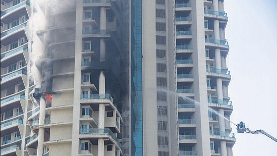 A fire was reported in an apartment on the 19th floor at 11.51 am on Friday. No other casualty was reported. (Pratik Chorge/HT PHOTO) A fire was reported in an apartment on the 19th floor at 11.51 am on Friday. No other casualty was reported. (Pratik Chorge/HT PHOTO)