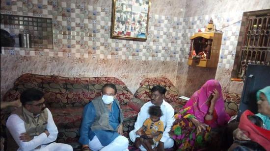 Union minister of state for law and justice SP Singh Baghel meeting family members of the Agra sanitation worker who allegedly died in police custody. (HT Photo)