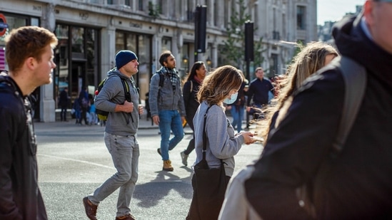 Shoppers walk along Oxford Street in central London, UK.&nbsp;(Bloomberg)