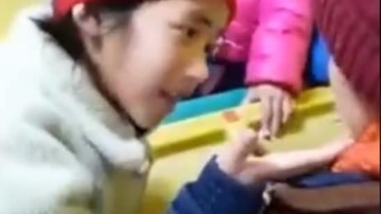 Arunachal girl consoles her classmate(Twitter/@NKhenrab)