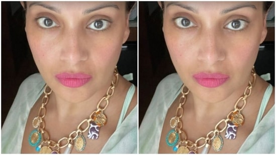 Bipasha opted for a no makeup look and added just a shade of pink lipstick.(Instagram/@bipashabasu)