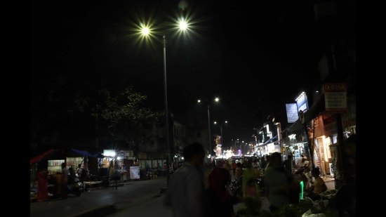 LED lights installed recently in Kalyan and Dombivli are either fully off or blinking, say motorists. (RISHIKESH CHOUDHARY/HT PHOTO)