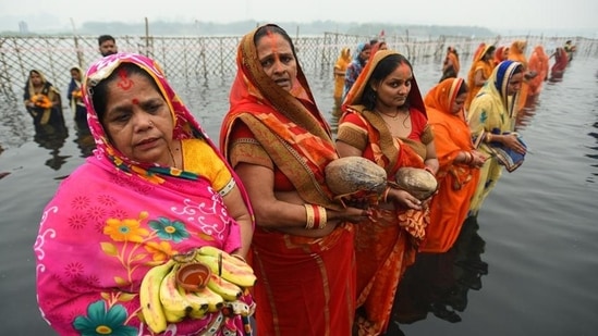 Politics over Chhath Puja intensified in Delhi after the DDMA banned celebrations in public places for the second consecutive year. (Sanchit Khanna/HT)