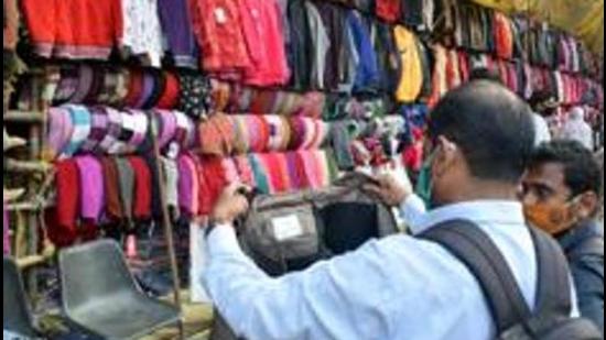 Pune city began to feel the chills of winter, as for a second day, night temperatures dipped to 17 degree Celsius on Friday. (HT FILE PHOTO) Pune city began to feel the chills of winter, as for a second day, night temperatures dipped to 17 degree Celsius on Friday. (HT FILE PHOTO)