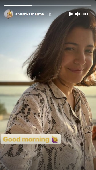 Anushka Sharma is all smiles as she sports no-makeup look in new pic from UAE | Bollywood - Hindustan