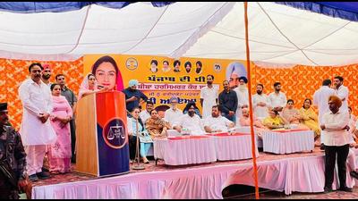 Bathinda MP Harsimrat Kaur Badal has also said that the Congress was a party that was not be trusted. (HT Photo) Bathinda MP Harsimrat Kaur Badal has also said that the Congress was a party that was not be trusted. (HT Photo)